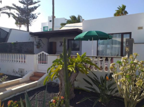 Bungalow Playa Bastian - Piscina climatizada - Wifi - Playa 1 min., Teguise